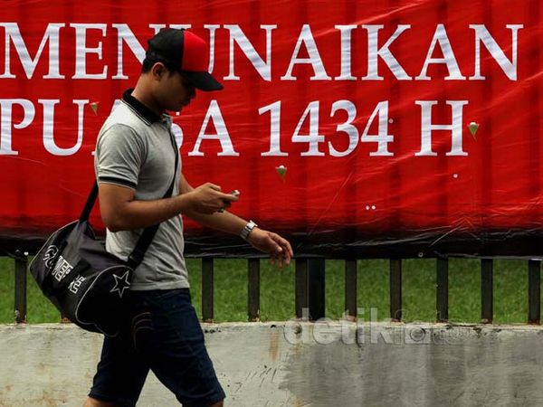 Spanduk Ramadan Penuhi Pagar Gedung DPR