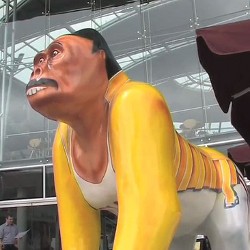 Langgar Hak Cipta, Patung Gorila Freddie Mercury Diturunkan 