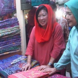 Sidak ke Tanah Abang, Mari Pangestu Borong Kerudung dan Sarung Uje Rp 5 Juta
