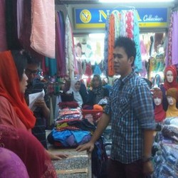 Sambil Sidak ke Pasar Tanah Abang, Mari Pangestu Borong Busana Muslim