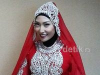 Ayu Dewi Berkerudung Merah