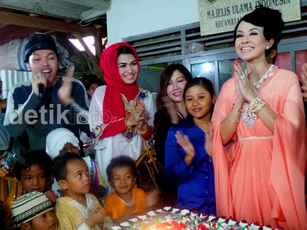 Cynthiara Alona Rayakan Ultah dengan Anak Yatim