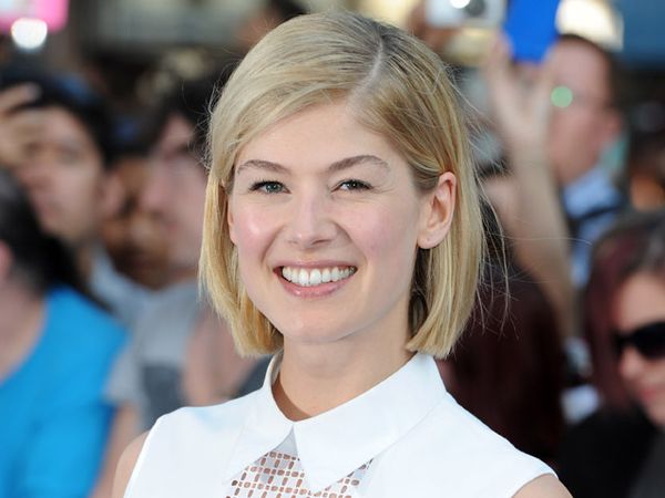 Wajah Sumringah Si Cantik Rosamund Pike