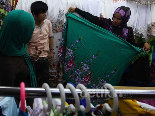 Pedagang Busana Muslim Ramai Pembeli
