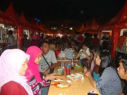 Di Manado, Acara Buka Puasa Bersama Digelar di Bawah Pohon Natal