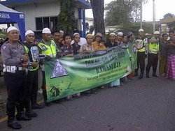 Bagi Takjil Ala Santri Mahasiswa dan Polisi di Surabaya