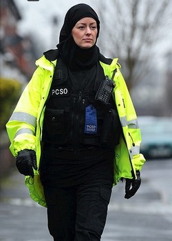 Jayne, Mualaf yang Ikut Merancang Peraturan Jilbab untuk Polisi Inggris