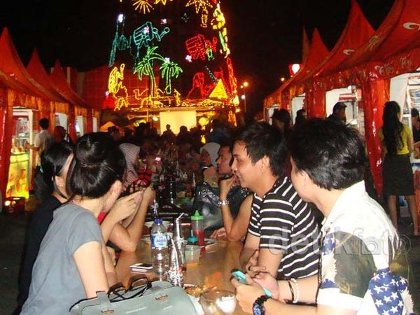 Buka Puasa Bersama di Bawah Pohon Natal