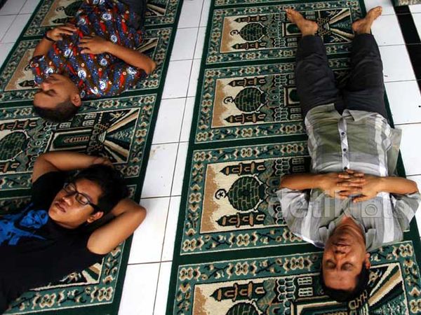 Awal Puasa Banyak Warga Tidur di Masjid
