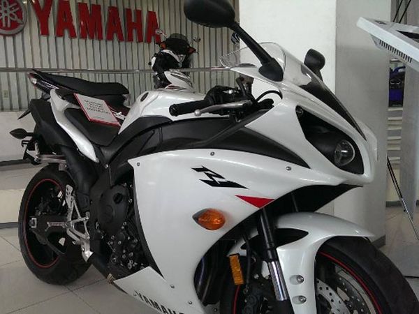 Moge Yamaha R1 Mejeng di Diler Yamaha