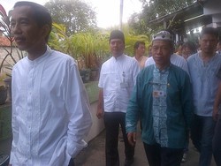 Tinjau Lokasi Kampung Deret, Jokowi Blusukan di Bantaran Kali Krukut