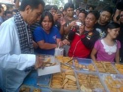 Ke Bazar Ramadan Benhil, Jokowi Borong Onde-onde dkk