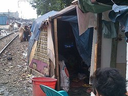 Kisah Lami yang 10 Tahun Hidup di Pinggir Rel Kereta di Tanah Tinggi