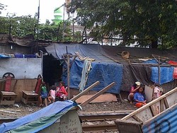 Tinggal di Pinggir Rel Kereta di Tanah Tinggi, Mereka Tak Takut Digusur