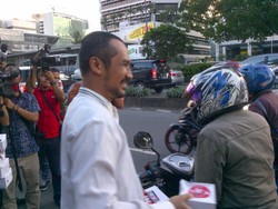  Ketua KPK Bagi-bagikan Takjil di Depan Kantornya 