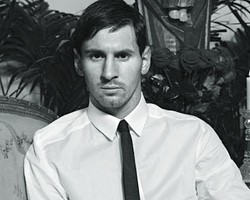Foto: Aksi Lionel Messi Saat Jadi Model Buku Dolce & Gabbana