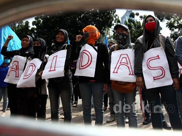 Di-PHK, Buruh Pabrik Sepatu Tagih Upah