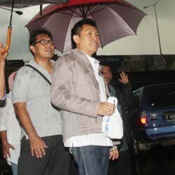 Bagikan Makanan Berbuka Puasa, Eko Patrio Rela Hujan-hujanan