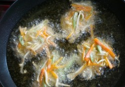 Menggoreng Bakwan yang Gurih dan Renyah