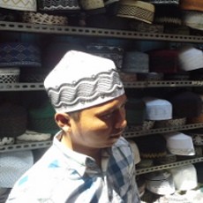 Kopiah Ala Uje Laris Manis di Wisata Religi Sunan Ampel