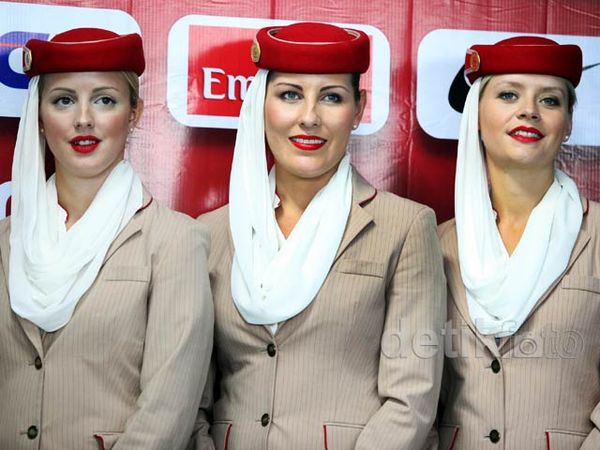 Pramugari Cantik Dampingi Kedatangan Arsenal