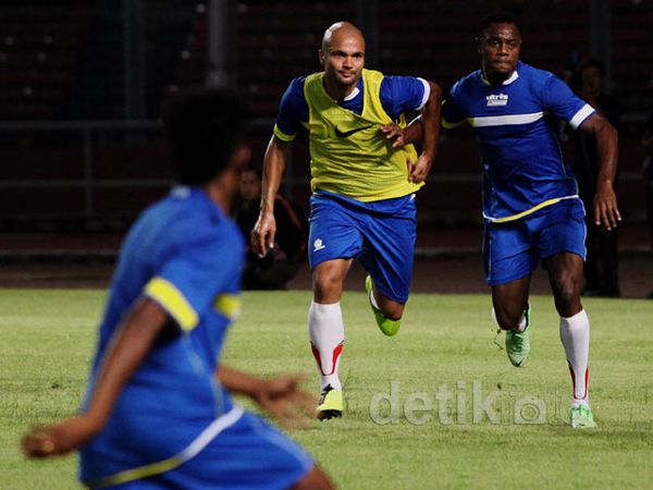 Pemain Timnas Berlatih Jelang Lawan Arsenal