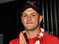 Kala Wilshere dan Walcott Ber-blangkon
