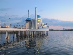 Inilah Masjid Terapung Pertama di Indonesia