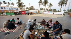 Di Libya, Kurma dan Susu untuk Buka Puasa Tersedia Gratis di Mana-mana