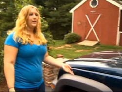 Gadis 22 Tahun Berhasil Angkat Mobil yang Jepit Kaki Ayahnya