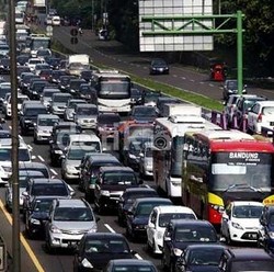 Imbas Antrean Truk Kontainer, Tol Sunter ke Tanjung Priok Macet 4 KM