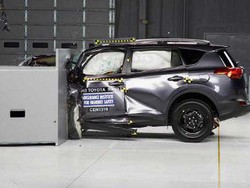 Toyota RAV4 Dapat Skor Jelek di Crash Test