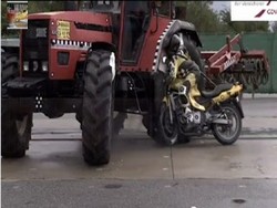 Begini Jadinya Kalau Pemotor Hantam Traktor