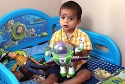 Tiru Tokoh Kartun Idola, Balita ini Terbang Sejauh 6 Meter 