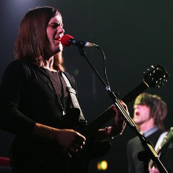 Nonton Konser Telanjang, Fans Diundang Kings of Leon Minum Bir