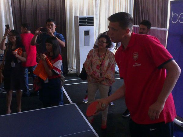 Oxlade-Chamberlain & Szczesny Main Tenis Meja
