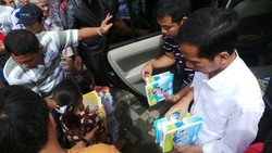 Jokowi Bagi Buku di Pejagalan, Anak-anak: Kalau Besar Ingin Kayak Jokowi!