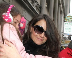 Duh, Suri Cruise Diteriaki Anak Kurang Ajar oleh Paparazzi