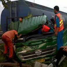Sopir Ngantuk, Truk Tangki Tabrak Pembatas Jalan