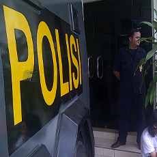 Pendukung Khofifah dan KarSa Masih Bertahan di KPU Jatim