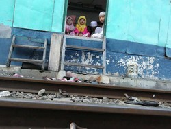 Ngabuburit ala Anak-Anak Penghuni Rel Kereta Api Pasar Turi