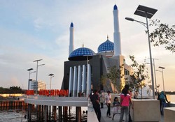Asyiknya Ngabuburit di Masjid Terapung Pantai Losari Makassar