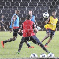Arsenal Latihan di Bawah Hujan, lalu Bagi-bagi Tanda Tangan