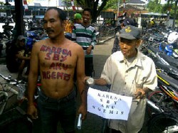 Tersinggung Masuk Daftar Penerima BLSM, Ketua RT Demo Bertelanjang Dada