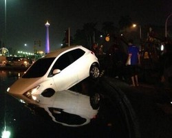 Pengemudi Mazda 2 yang Nyemplung di Air Mancur Patung Kuda Dites Urine