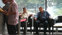 Politikus PDIP Trimedya dan Effendi Simbolon Jenguk Emir Moeis di Guntur