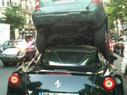 Ferrari 599 GTO dengan Mercy M-Class di Atasnya