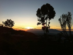Sunrise yang Menghipnosis di Telaga Sarangan
