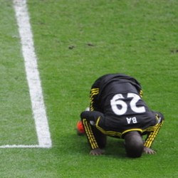 Pemain Muslim di Liga Inggris dan Argumen Pusat-Pinggiran dalam Konteks Sepakbola