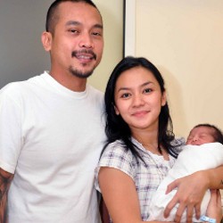 Setelah Melahirkan, Enno Lerian Dijenguk Mantan Suami